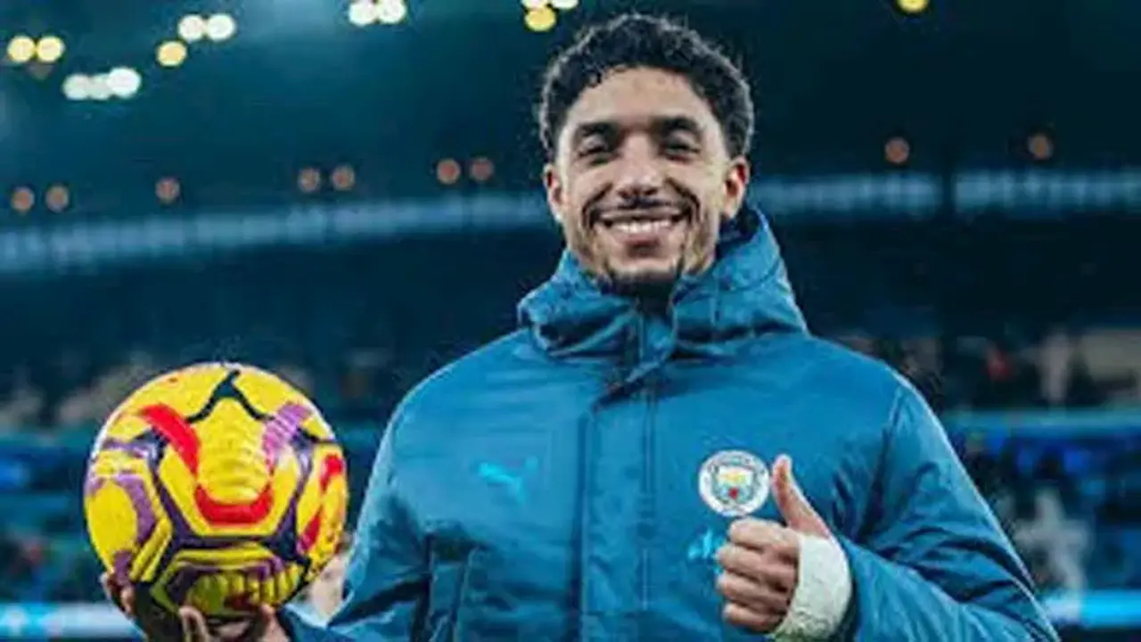 فخر عمر مرموش بالشعب.. يروي تجربته إلى جانب صلاح في الدوري الإنجليزي
